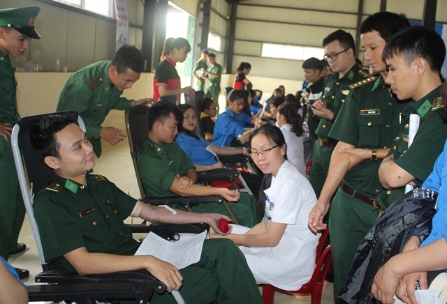 Các chiến sỹ Bộ đội Biên phòng Hà Tĩnh cùng tham gia hiến máu