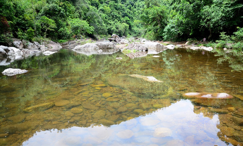 Những hồ suối nước trong vắt trong rừng nguyên sinh Khe Rỗ
