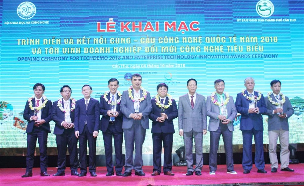 Phó Bí thư Thành ủy, Chủ tịch UBND TP. Cần Thơ Võ ThànhThống và Thứ trưởng Trần Văn Tùng trao danh hiệu cho 08 doanh nghiệpđổi mới công nghệ tiêu biểu năm 2018 tại lễ khai mạc sự kiện.