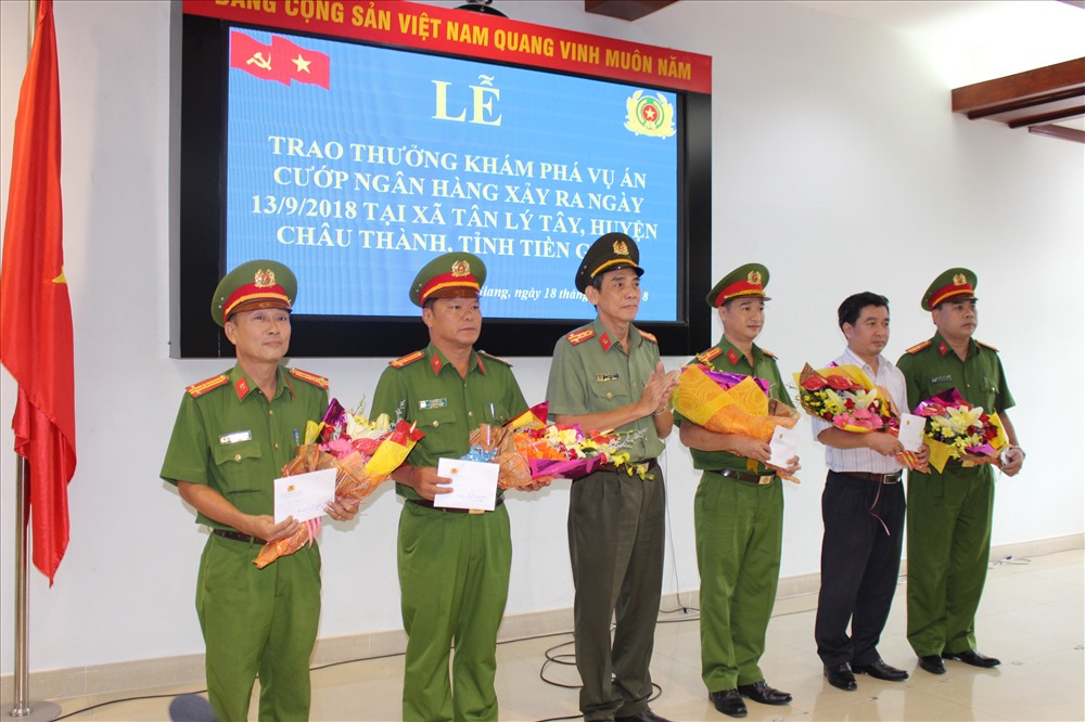 UBND tỉnh Tiền Giang khen thưởng các tập thể tham gia phá án.