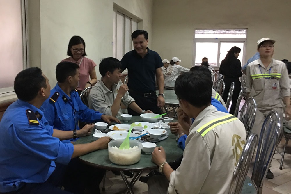 Ông Nguyễn Thanh Tuấn (áo đen) – Giám đốc Cty cổ phần Prime Tiền Phong - thăm hỏi bữa ăn ca của CNLĐ Cty. Ảnh: HÀ LINH