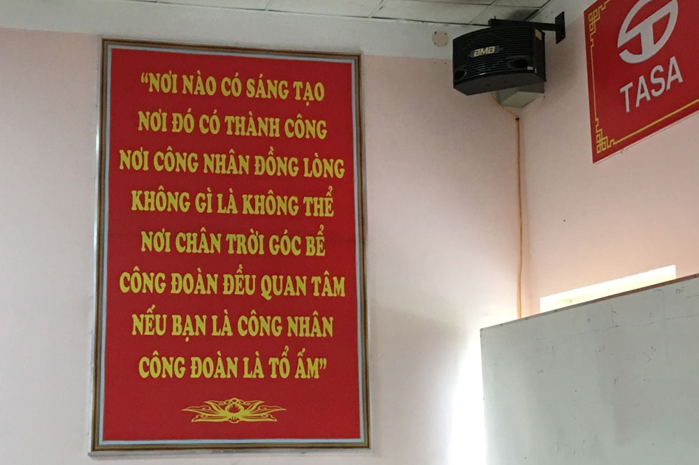 Những khẩu hiệu được treo tại nhà ăn ca của Cty Cổ phần gạch men TASA (Phú Thọ) thể hiện mối quan hệ bền vững giữa
NLĐ - CĐ - Chủ doanh nghiệp. Ảnh: HÀ LINH