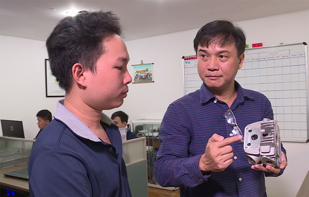 Ông Lê Anh Tuấn (phải) trao đổi với kĩ sư của Cty Nhất Tinh.