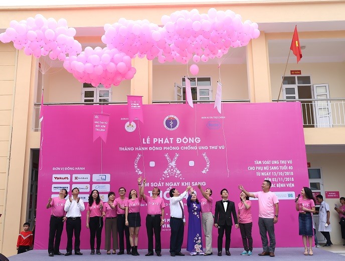 Lãnh đạo Bộ Y tế cùng các nghệ sĩ nổi tiếng tham gia phát động chiến dịch tầm soát ung thư vú. Ảnh: BTC
