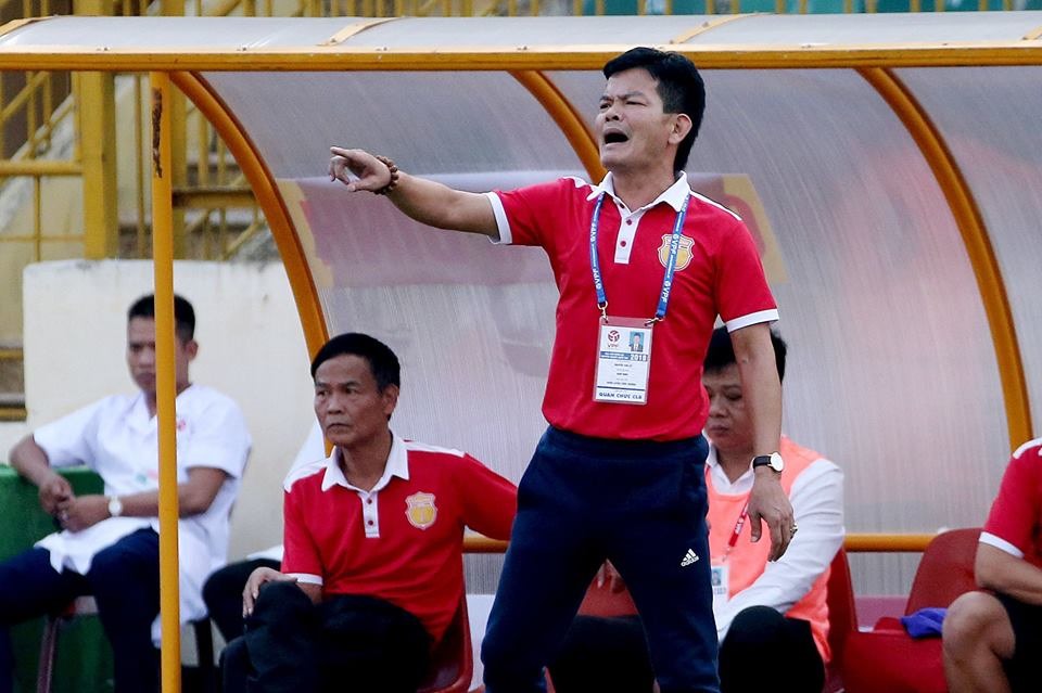 Việc Nam Định ở lại với V.League ghi đậm dấu ấn chiến thuật của HLV Nguyễn Văn Sỹ trong trận play off. 