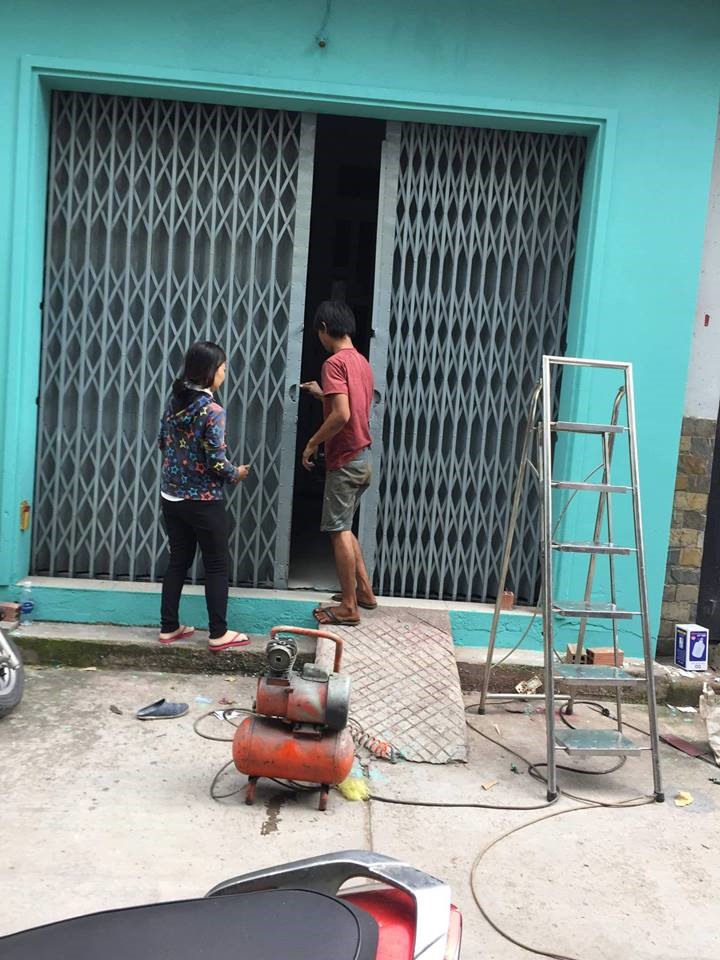 Chính quyền đã bỏ tiền thuê người sơn sửa lại căn nhà cho cô giáo