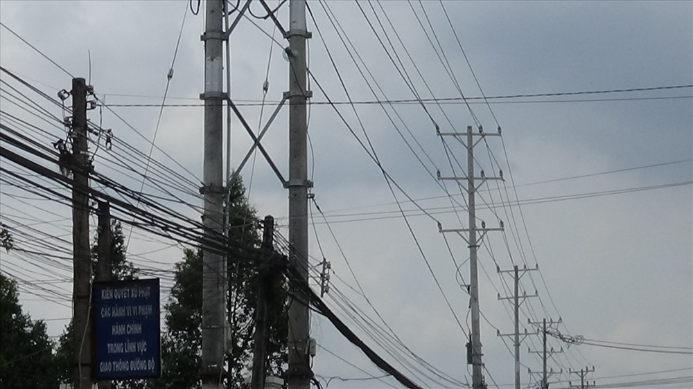 Đường dây điện trung thế mỗi khi bị đứt luôn gây nguy hiểm.