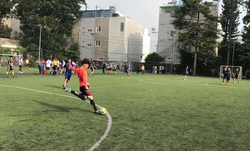 Các đội bóng tranh tài ở giải bóng đá mini khu vực Linh Trung