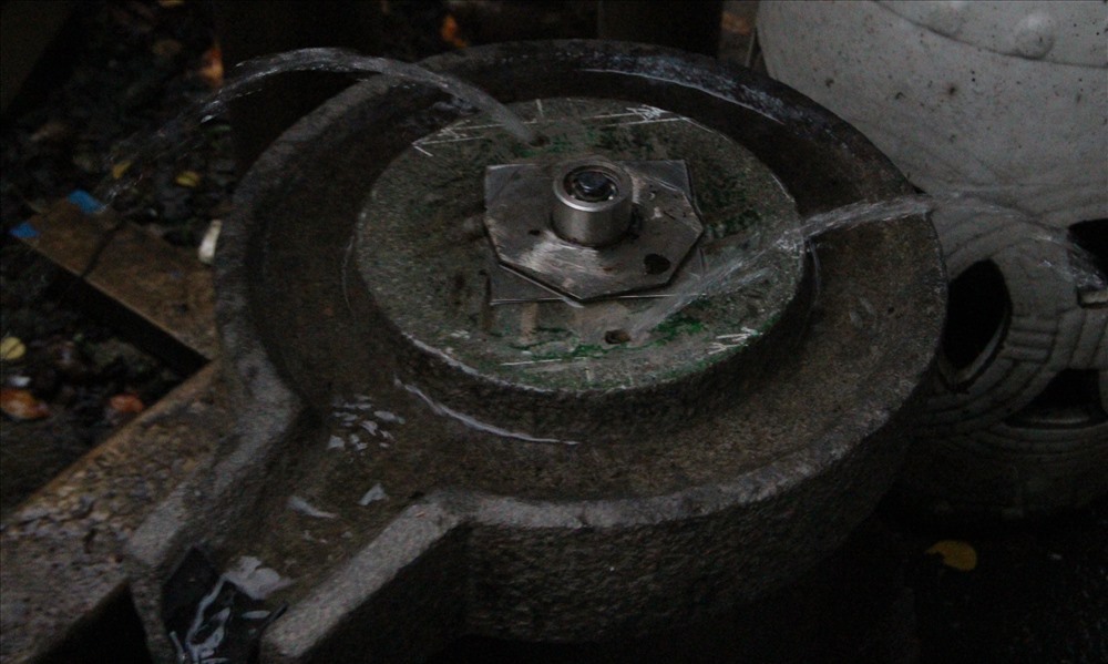 Phần dưới chiếc cối xay được khoan hai lỗ đặt vòi bơm nước tạo lực đẩy cối đá xoay tròn.