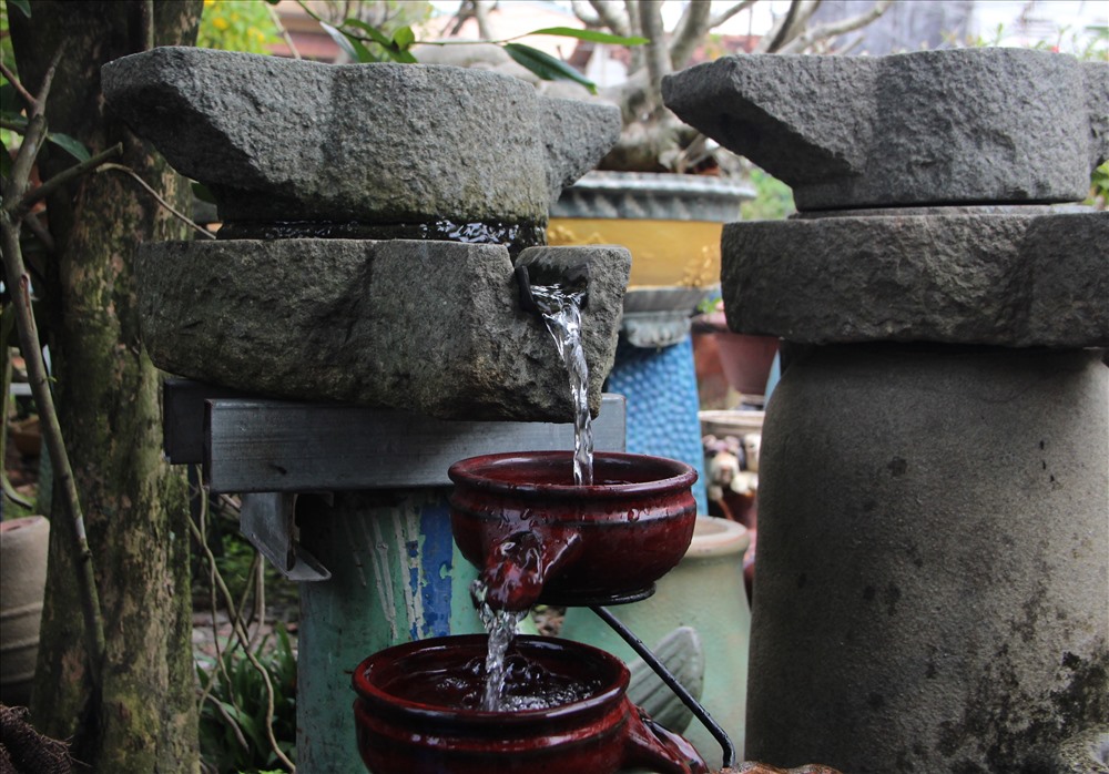 Những chiếc cối đá bài trí trong khuôn viên lúc nào cũng xoay và mang theo tiếng nước chảy róc rách.