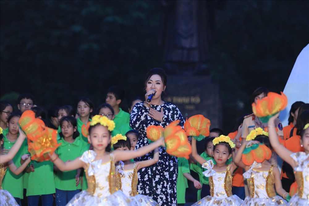 Ca sĩ Hiền Anh nhiệt tình biểu diễn cùng các em nhỏ tại chương trình. 
