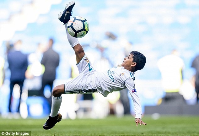 Cristiano Ronaldo Junior từng cố gắng tái hiện cú “xe đạp chổng ngược” mà người cha ghi được khi gặp Juventus. Ảnh: Getty Images.
