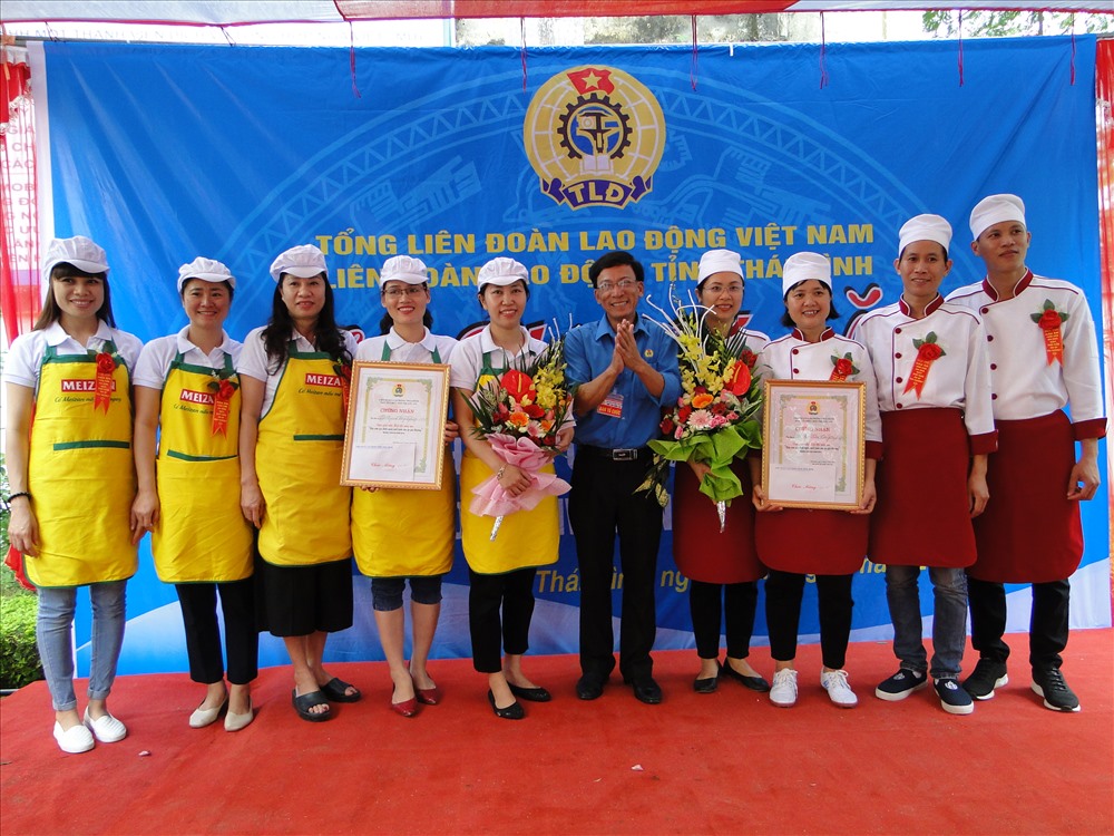 Lãnh đạo LĐLĐ tỉnh Thái Bình trao giải cho các đội đoạt giải nhì hội thi.