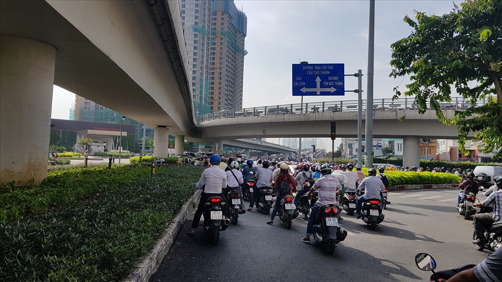 Vụ va chạm hàng nghìn phương tiện “chết cứng” tại giao lộ Nguyễn Hữu Cảnh - Ngô Tất Tố lên cầu Thủ Thiêm. Ảnh: Trường Sơn