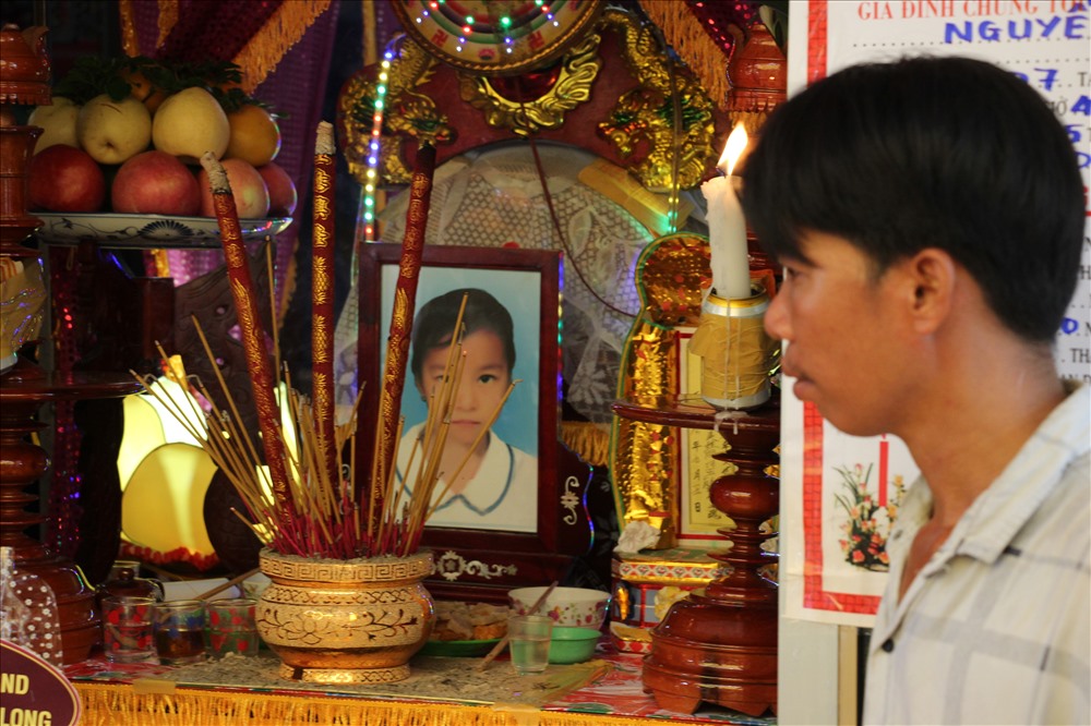 Anh Nguyễn Văn Hòa bên bàn thờ đứa con nhỏ.