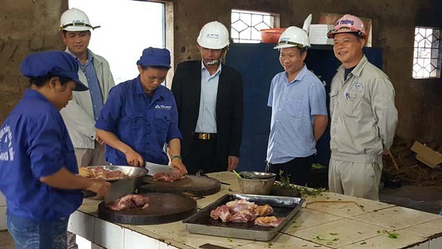 Chủ tịch LĐLĐ tỉnh Nguyễn Văn Chung thăm khu nhà ăn và nhà bếp của Nhà máy tuyển quặng sắt Minh Sơn.