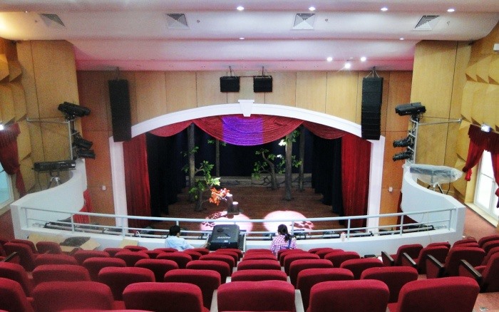 Bên trong sân khấu nhà hát Trần Hữu Trang.