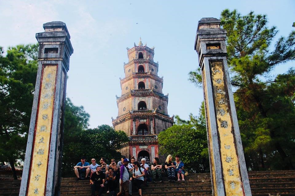 Nhiều du khách không quên lưu giữ lại cho mình những bức ảnh tại chùa. Ảnh: PĐ.