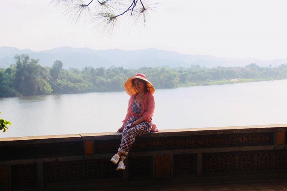 Nhiều du khách không quên lưu giữ lại cho mình những bức ảnh tại chùa. Ảnh: PĐ.