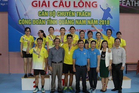 Các lãnh đạo LĐLĐ tỉnh Quảng Nam chụp hình lưu niệm tại giải đấu. Ảnh: Công Huy