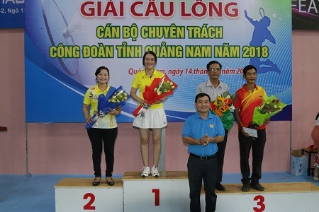 Chủ tịch LĐLĐ tỉnh Quảng Nam - Phan Xuân Quang - trao thưởng cho các VĐV đoạt giải. Ảnh: Công Huy