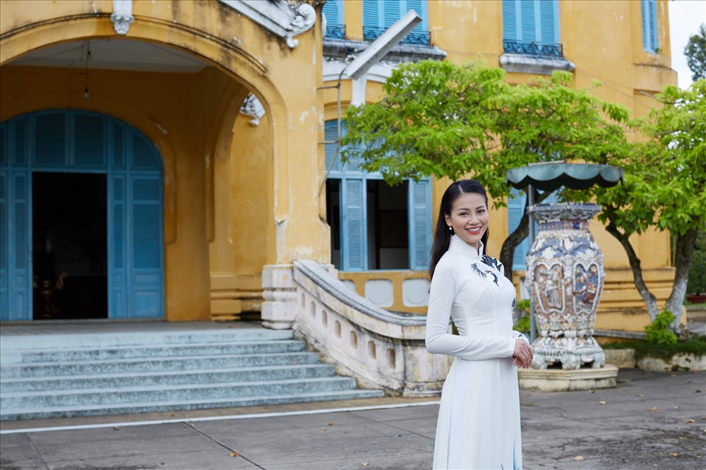 Xuất hiện trong video clip, Phương Khánh diện áo dài duyên dáng, áo bà ba dịu dàng.