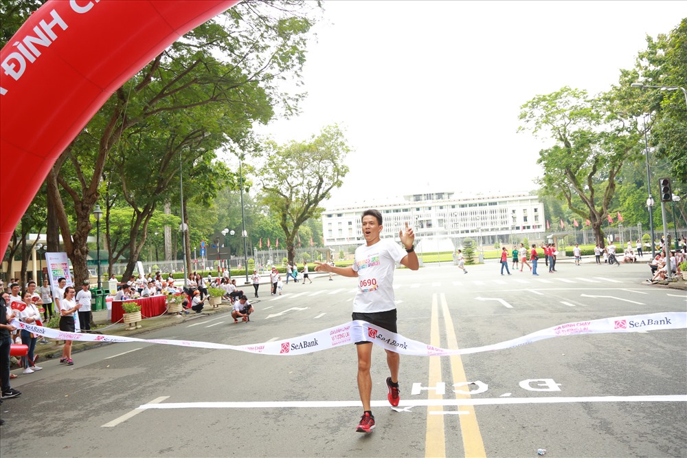 Khoảnh khắc đầy tự hào khi về đích tại giải SeABank Run For The Future tại Quận 1, Tp.Hồ Chí Minh