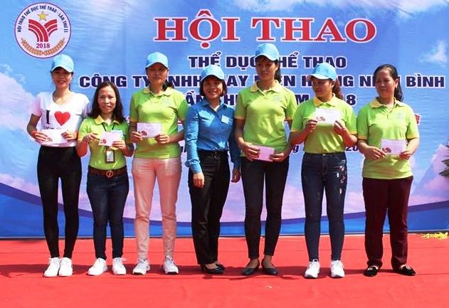 Đại diện lãnh đạo CĐ các KCN tỉnh Ninh Bình trao giải cho các đội thi. Ảnh: NT