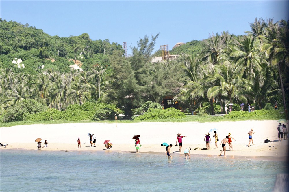 Giờ Hải Nam là một “Hawaii của phương Đông”, mỗi năm đón khoảng 20 triệu lượt khách