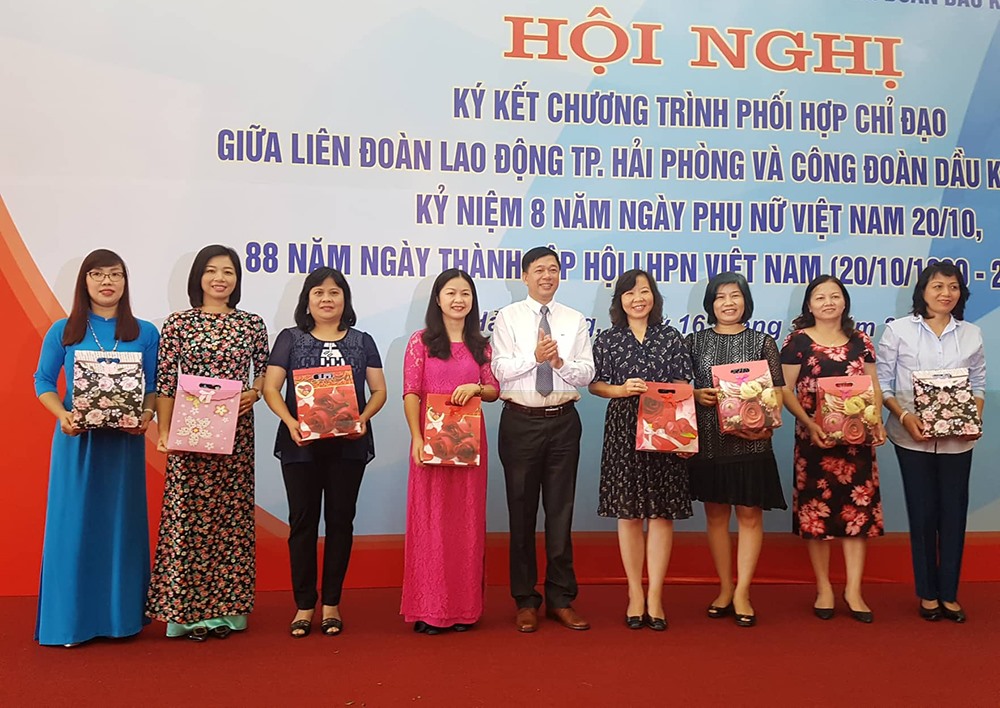 Chủ tịch LĐLĐ TP.Hải Phòng Tống Văn Băng tặng quà nữ cán bộ, công nhân viên hai đơn vị nhân ngày Phụ nữ Việt Nam 20.10.