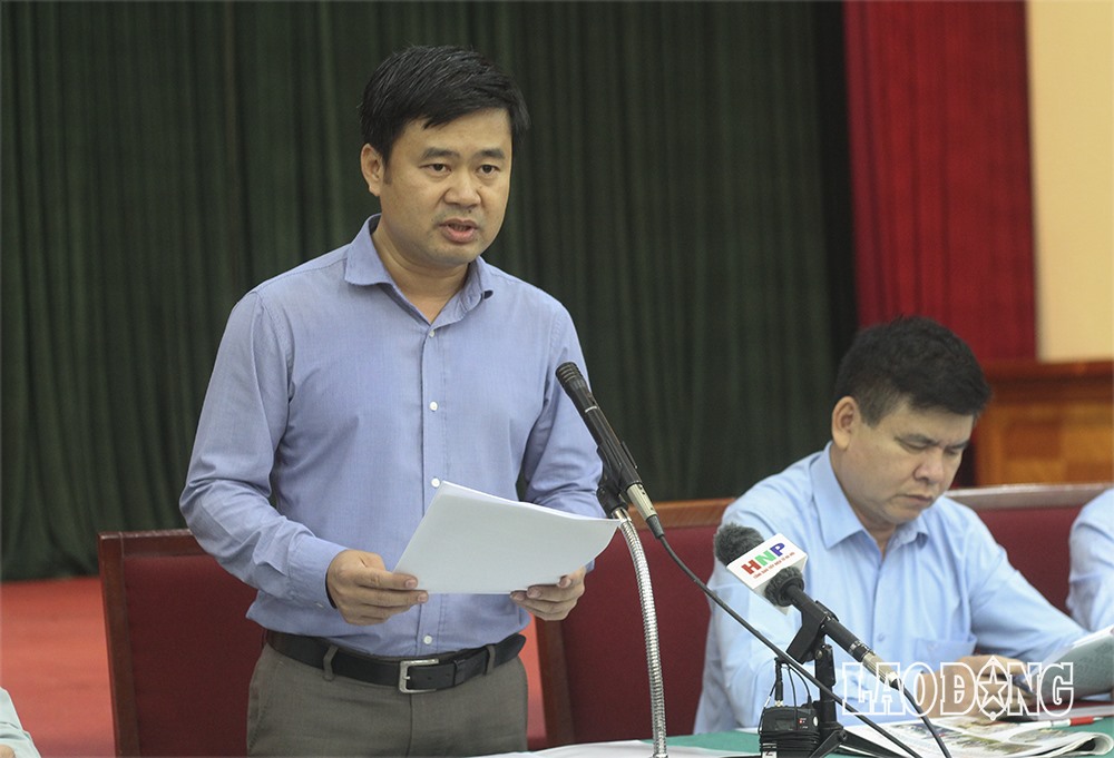 Phó Chủ tịch UBND huyện Sóc Sơn trả lời các câu hỏi tại giao ban báo chí. Ảnh Trần Vương