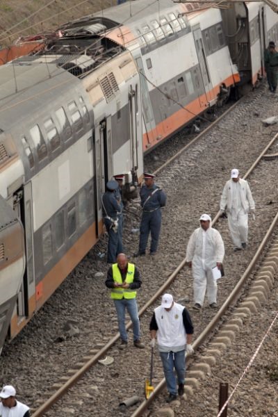 
Mohamed Rabie Khlie - Tổng giám đốc của công ty đường sắt quốc doanh ONCF cùng với bộ trưởng nội vụ, bộ trưởng bộ giao thông vận tải Morocco đã đến hiện trường vụ tai nạn nhưng từ chối đưa ra bình luận. Quốc vương Morocco Mohammed VI đề nghị dùng tiền của mình chi trả phí tang lễ cho các nạn nhân vụ tai nạn, hãng thông tấn nhà nước MAP cho biết. Ảnh: AP.
