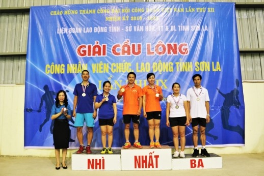 Bà Hoàng Ngân Hoàn - Chủ tịch LĐLĐ tỉnh Sơn La trao các giải thuộc nội dung đôi nam nữ từ 36 - 40 tuổi cho các đôi vận động viên. Ảnh: Minh Hải
