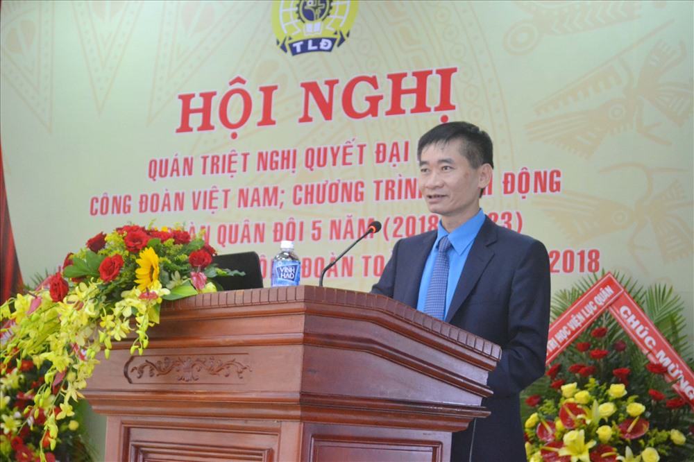 Đồng chí Trần Văn Thuật, Phó Chủ tịch Tổng Liên đoàn Lao động Việt Nam thực hiện chuyên đề.