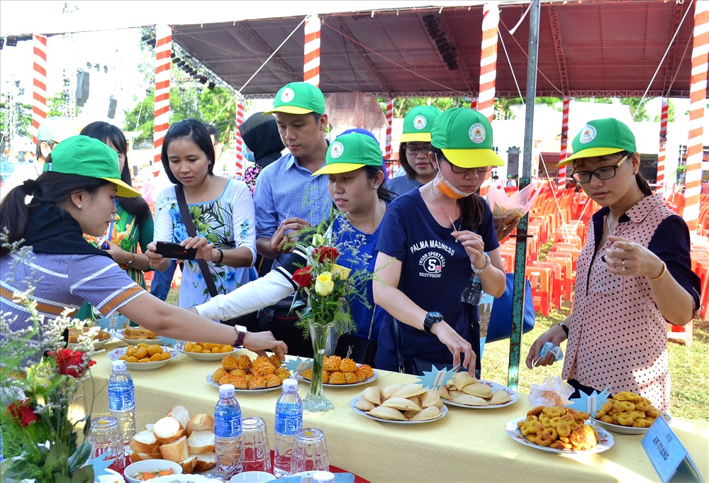 Nhiều người kinh rất thích thú với bánh ngọt người Chăm. Ảnh: Lục Tùng