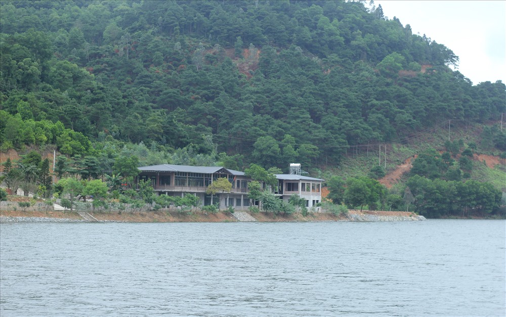 Cách UBND xã Minh Trí khoảng 6 - 7km, khu vực hồ Đồng Đò (thuộc thôn Minh Tân, xã Minh Trí) xuất hiện rất nhiều công trình xây dựng quy mô lớn mặc dù khu vực này nằm trong quy hoạch rừng phòng hộ.