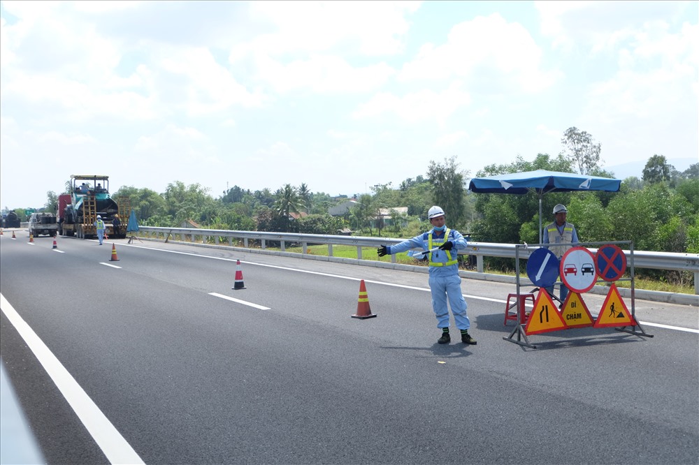 Các công nhân sửa chữa mặt đường trên tuyến cao tốc Đà Nẵng - Quảng Ngãi.