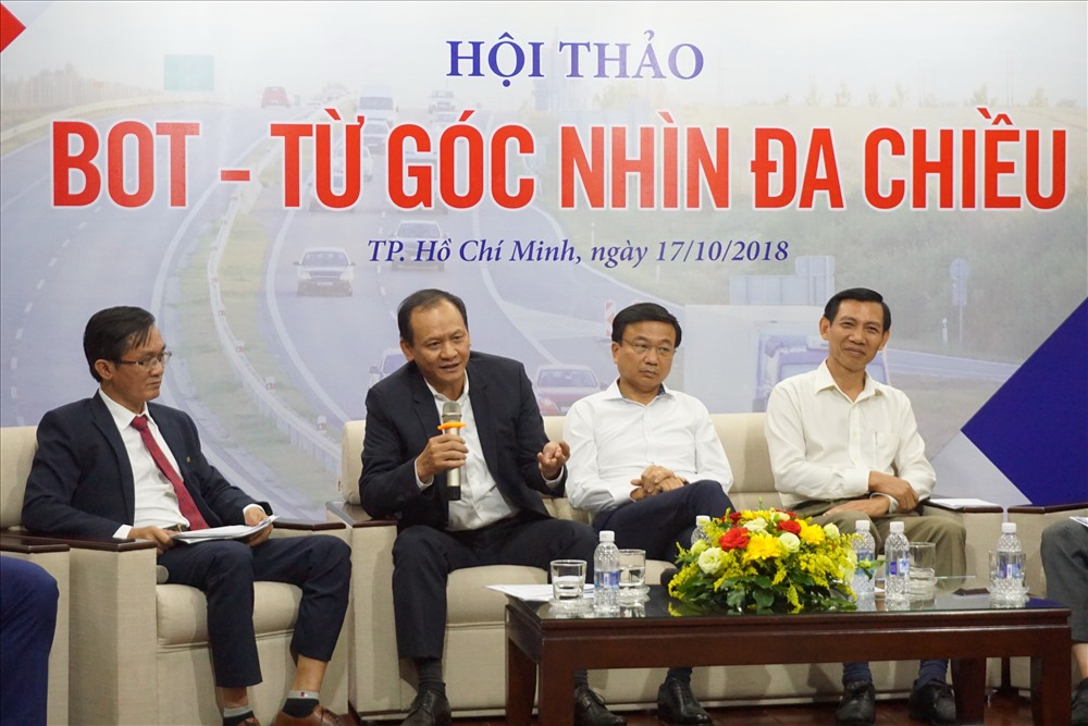 Thứ trưởng Bộ GTVT Nguyễn Nhật (thứ hai từ trái qua) phát biểu tại hội thảo.
