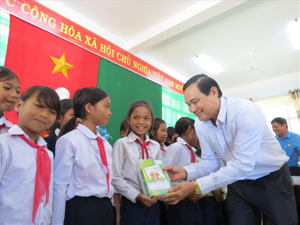 Ông Nguyễn Văn Hợp - Tổng giám đốc TCty Điện lực Miền Nam tặng quà cho các em học sinh trường tiểu học Đạ Long - Ảnh: L.T