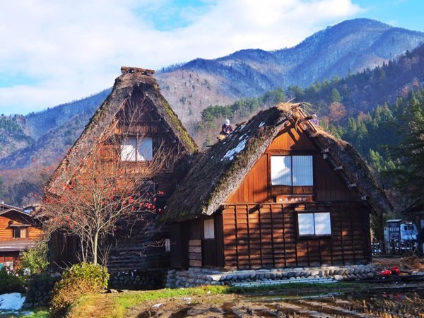 Shirakawa đẹp lộng lẫy trong những ngày không có tuyết. Ảnh: Isenpai