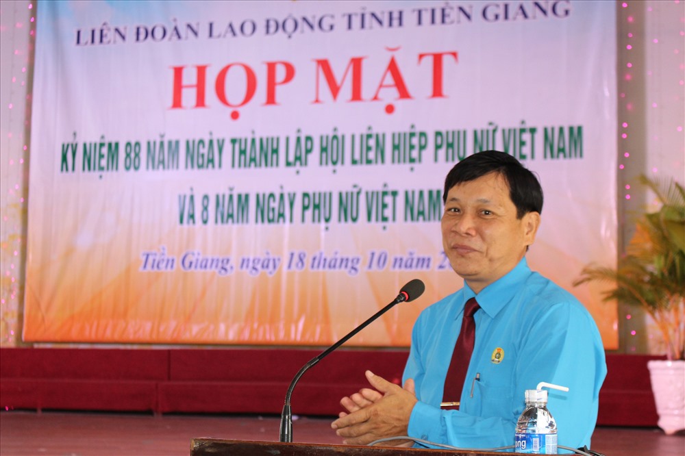 Ông Lê Minh Hùng - Phó CT LĐLĐ tỉnh Tiền Giang - thay mặt lãnh đạo LĐLĐ tỉnh chúc mừng chị em phụ nữ.