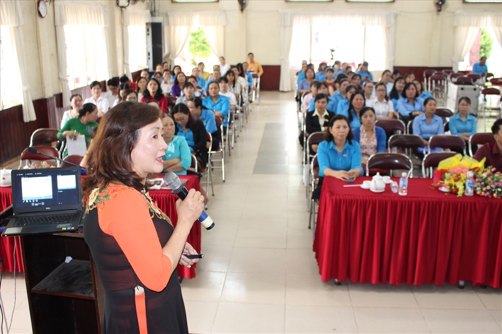 Bác sĩ CK.II Võ Thị Thu Hà - Q.Giám đốc Bệnh viện Phụ sản Tiền Giang - nói chuyện chuyên đề “Chăm sóc sức khỏe sinh sản” với chị em phụ nữ.