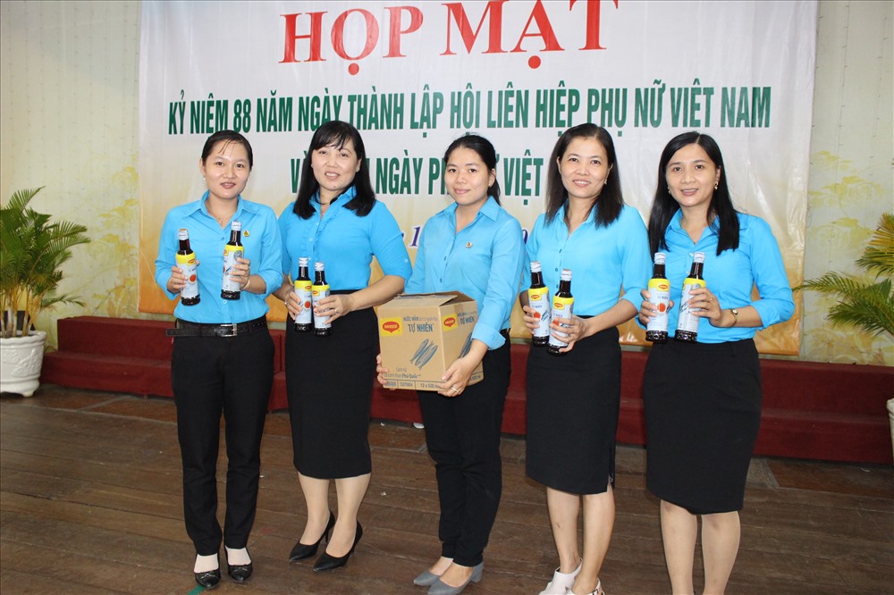 Các đại biểu nhận quà của Báo Lao Động (nước chấm Thuận Việt) tại lễ kỷ niệm.