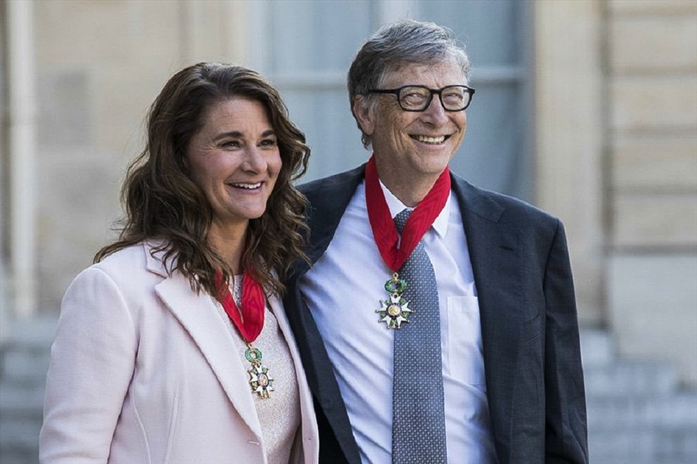 Vợ chồng tỉ phú Bill Gates đứng ở vị trí thứ 2 với số tiền từ thiện năm 2017 là 2,5 tỉ USD. Kể từ năm 1994 đến nay, cặp đôi này đã quyên góp hơn 35 tỉ USD cho Quỹ Bill and Melinda Gates của họ - tổ chức từ thiện lớn nhất thế giới.