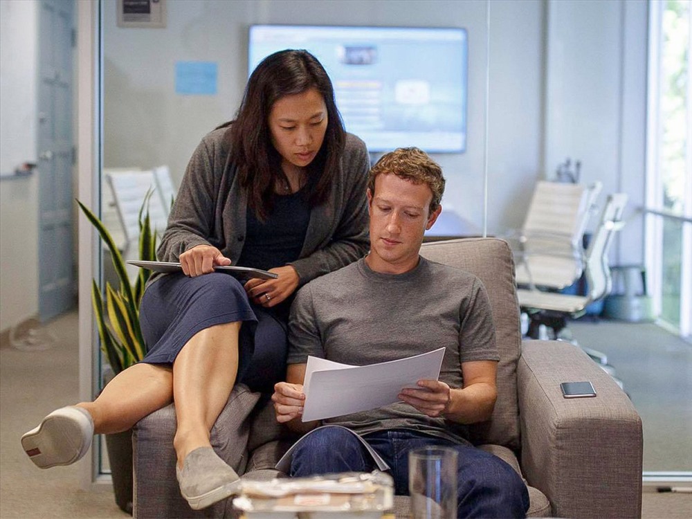 Vợ chồng tỷ phú Zack Zuckerberg và Priscilla Chan đứng thứ 6 trong danh sách với số tiền từ thiện là 400 triệu USD. Cuối năm 2015, để chào đón cô con gái bé bỏng mời ra đời, Mark Zuckerberg và vợ cũng đã tuyên bố sẽ trao tặng 99% tài sản tại Facebook trong suốt cuộc đời mình cho hoạt động từ thiện.