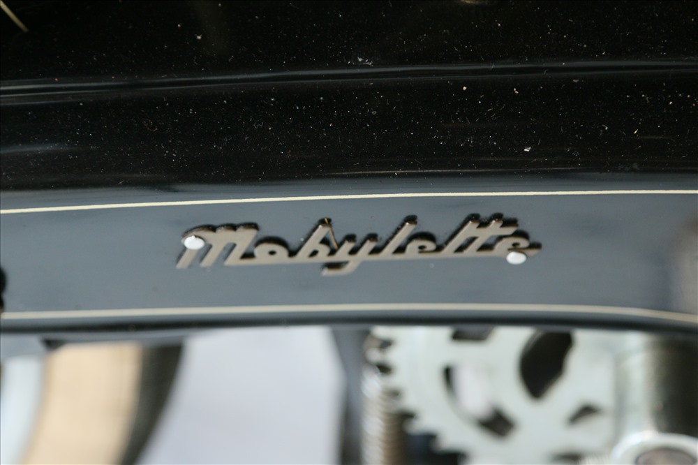  xe đạp máy Mobylette được nhập vào Việt Nam khá nhiều trong thời kỳ Pháp thuộc. Trong đó, một mẫu xe có số lượng khá nhiều và được những người chơi xe ưa chuộng là dòng Mobylette AV85, thường được biết đến với tên gọi Mobylette “sườn lượn” do khung sườn uốn cong tinh tế.
