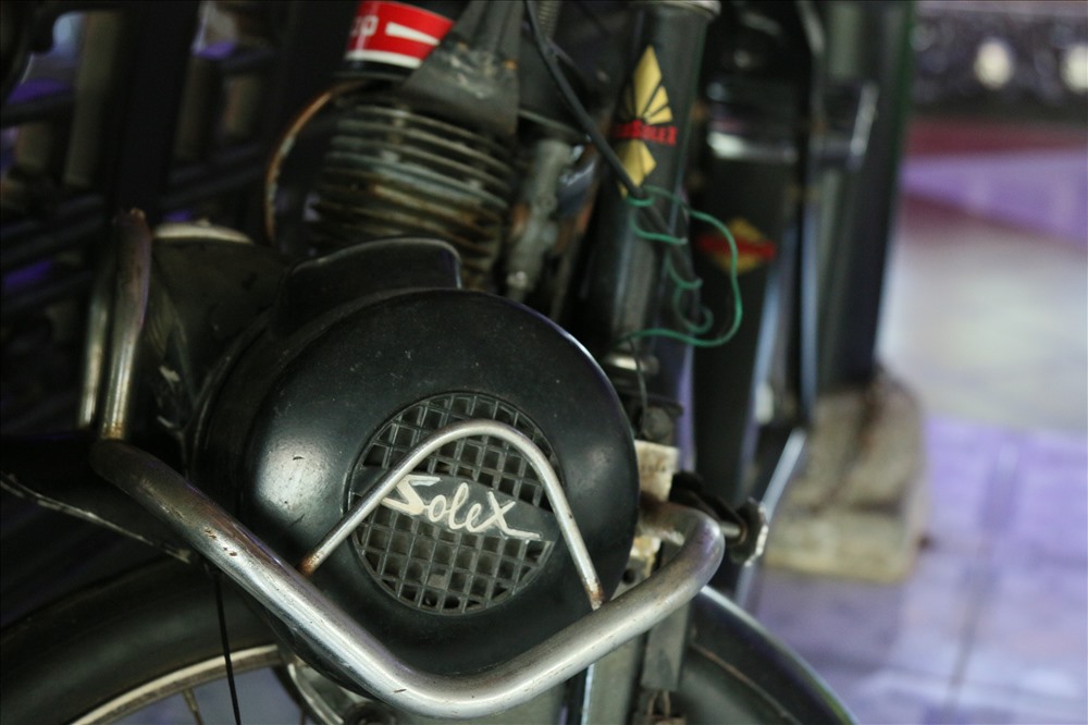 Xe đạp Solex cơ giới đã được hình thành trong thời kỳ Thế chiến II và bán trên thị trường vào năm 1946 đến năm 1988 tại Pháp. Đến năm 1988 Pháp ngừng sản xuất xe Solex. Nó sống trong gần hai thập kỷ là một thiết kế được cấp giấy phép sản xuất tại Trung Quốc và Hungary. Solex có động cơ 49 cc (3.0 cu in) động cơ gắn trên bánh trước. Nguồn điện được cung cấp thông qua một con lăn gốm nhỏ quay trực tiếp trên các bánh xe phía trước bằng ma sát của lốp. Dòng xe trên thuộc lớp Velosolex Mit 45 ccm, sản xuất trong giai đoạn năm 1946-1947. Ảnh: Bảo Trung
