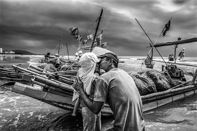 “Lấy chồng nghề ruộng em theo/ Lấy chồng nghề biển hồn treo cột buồm” - Ảnh chụp tại xã Hoằng Trường, Thanh Hóa