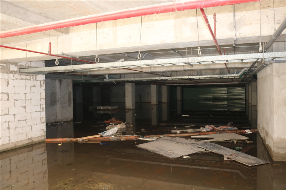 Tầng hầm của công trình hiện đang ngập nước lênh láng.