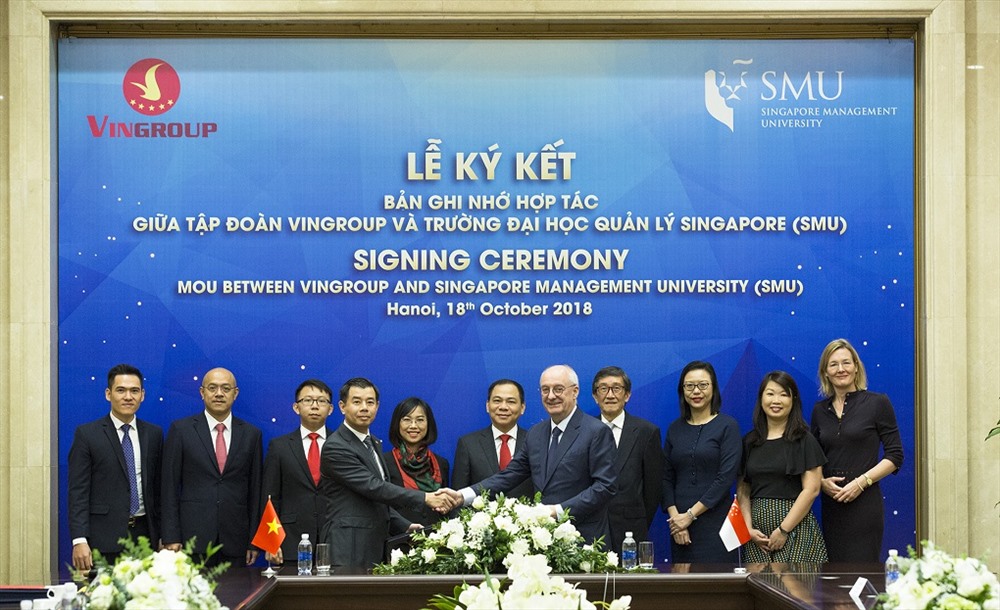 Ông Nguyễn Việt Quang (Phó Chủ tịch kiêm Tổng giám đốc Tập đoàn Vingroup) và ông Arnoud de Meyer, Chủ tịch trường Đại học SMU bắt tay trao đổi Bản hợp tác.